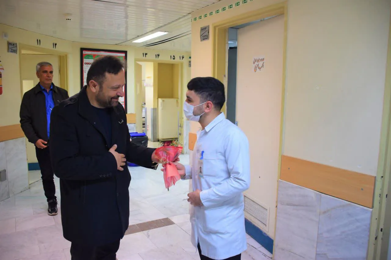 ملاقات معاون درمان دانشگاه علوم پزشکی تبریز با مجروحان جنگی بستری در مرکز آموزشی درمانی امام رضا (ع)