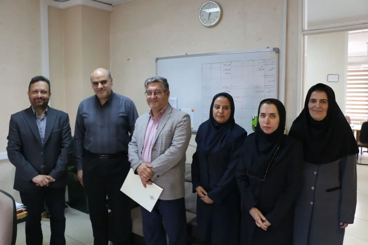 تقدیر از تلاشگران عرصه تشخیص؛ گرامیداشت روز آزمایشگاه در معاونت درمان 